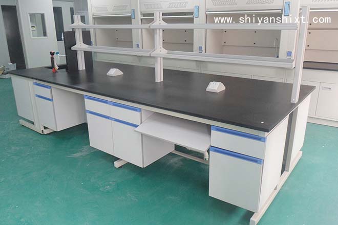 鋼木中央臺采用金屬骨架與木質臺柜的工藝組合